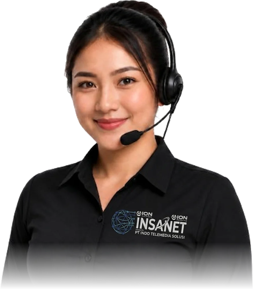 Petugas layanan pelanggan Insanet mengenakan headset, tersenyum